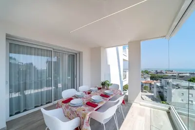 Image de Hébergement de luxe avec vue panoramique sur le lagon et la mer