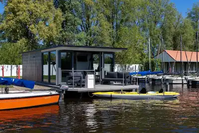 Image de Péniche à Heeg avec vue sur la marina