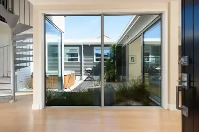 Image de Luxurious modern Beach Getaway with spa pool. Only 150m to white sandy beach