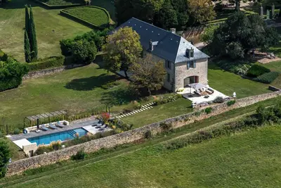 Image de Grande maison de campagne très confortable avec piscine et très jolie vue.