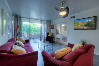 Image de Exquisite 2br condo w/ Pool near Old Town
