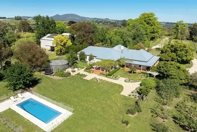 Image de Stunning Country Getaway - Pool + Tennis Court