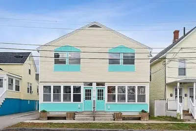 Image de Beautiful, spacious duplex unit, juststeps from the sandy beach!