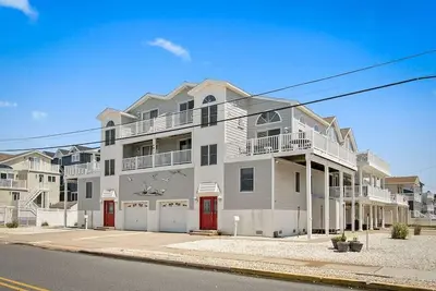 Image de Beautiful bay and sunset views. This is located 2 short blocks from the beach.