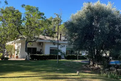 Image de Villa with large garden and private pool, ideal for family and friends gatherings.