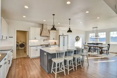 Image de Dog Friendly Private Partial Home w/ Ac & Hot Tub