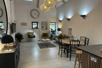 Image de Stylish barn conversion, sleeps 5, with hot tub