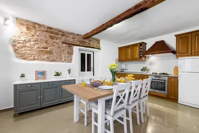Image de Charming City-Center Cottage Just 100 Meters from the Sea in Novigrad