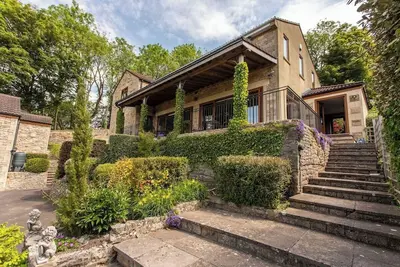 Image de 8 car o\/s forecourt - detached 4 bedroom - Views!