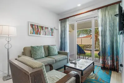 2br Condo with Patio! Resort Style Pool!