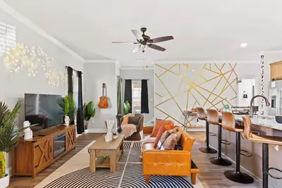 Image de 13 mins to Downtwn & Stadium - Game Room - Game Day