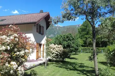Image de Maison au calme Ă 5mn du lac d'Annecy! Grand jardin avec terrain de badminton.