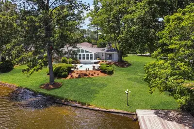 Image de Relaxing, modern full-size house with pool overlooking a beautiful lake view.