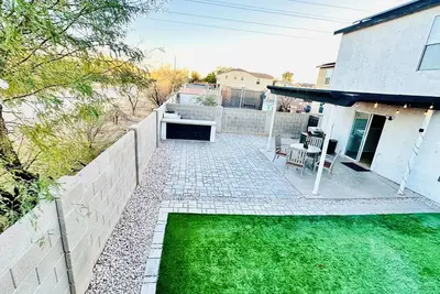 Image de Tucson two story 4br 2. 5ba house close to airport & major attractions Sleeps 8