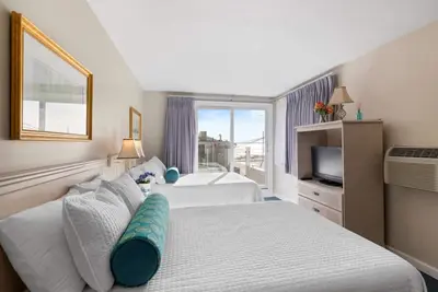 Image de Comfortable Suite with Large Deck & Partial Ocean Views