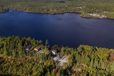 Image de Enjoy the ultimate retreat with a hot tub, fire pits, a cold plunge, and sauna