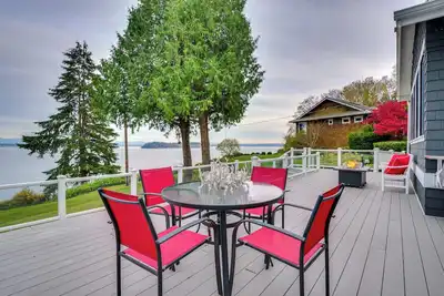 Image de 1\/4 Mi to Beach: Family Home w\/ Spacious Deck!