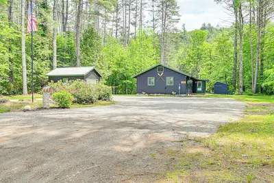 Image de Riverfront Cabin w/ Yard in Schroon Lake!