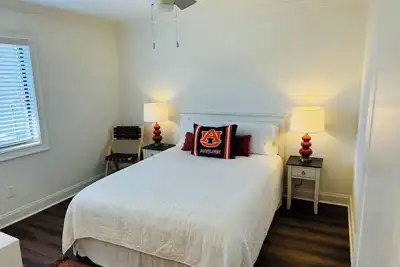 Image de Downtown Auburn Retreat- Walking distance to Stadium, Toomer's & More!