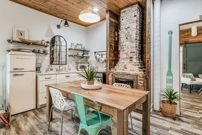 Image de Historic P'cola Bungalow! King Bed. Free Parking