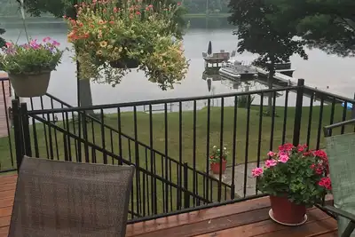 Image de Charming lakefront cottage with baby grand piano to use by qualified renters.