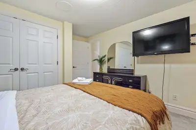 Image de 4 Bedrooms/Cold Kitchen/Full Walk Out Access To Fish-Creek Park/Sleeps 14 People