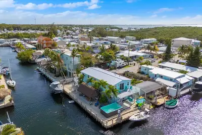 Image de New Island Retreat Key Largo Pool Home Private Beach and Large Dock