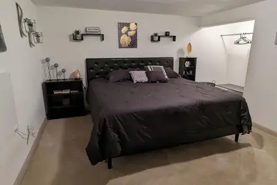 Image de Casa Lenus - Convenient, Comfortable & Clean! Spacious bright lower Apt,