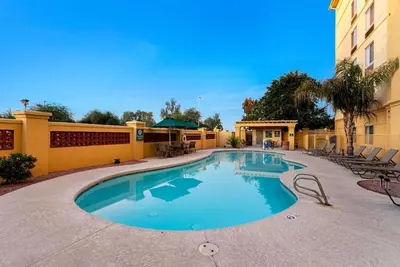 Image de Double the Delight, La Quinta Inn - Convenient Mesa Hub for Shopping & Golf