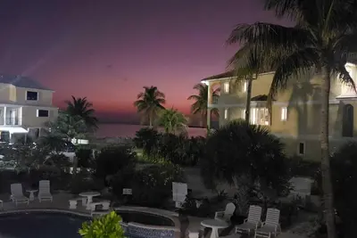 Image de 2-bedroom condo in oceanfront complex in Freeport with pool, WiFi, beach chairs.