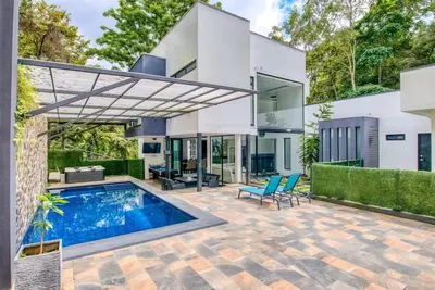 Image de Exquisite 7-Bedroom Mansion in Escazú featuring Heated Pool, Jacuzzi, & Full Ac.