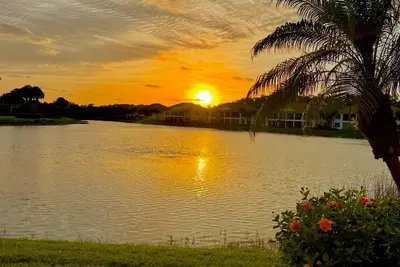 Image de First Floor Coach Home with Breathtaking Sunsets Overlooking Lake in Hawthorne