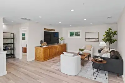 Image de On Quail Golf Course- Perfect for Car Show- 4-Bed- 4. 5 Bath
