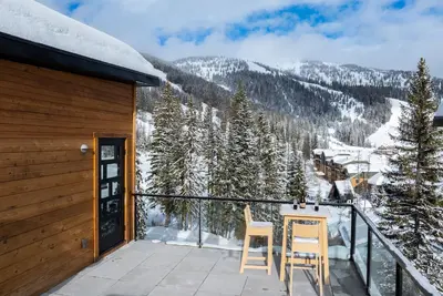 Image de Brand New Luxury Townhouse + Ski in\/out & Views!