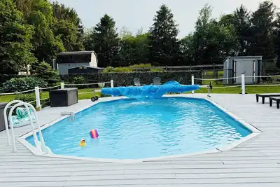 Image de Spacious  and Renovated Summer Home with w/ Pool & Hot tub