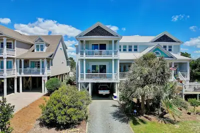 Image de \"Salty Winds\" Beautiful 2 bed 2. 5 bath home!