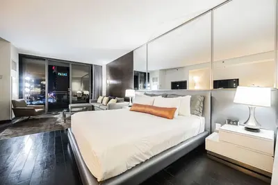 Image de Svs: Strip View Studio | Open Balcony | Pool Access | Palms Place