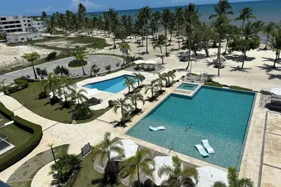 Image de 3-bedroom, beachfront, duplex penthouse, jacuzzi