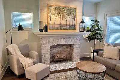 Image de Cozy Craftsman Bungalow in the heart of downtown Okc with Ac, Workspace, Parking
