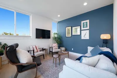 Image de Perch - Cozy 2br home. Walk everywhere, park with ease, and surrounded by coffee shops and dining!