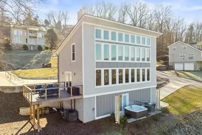 Image de New! Crestview Heights | Downtown Views | Hot Tub