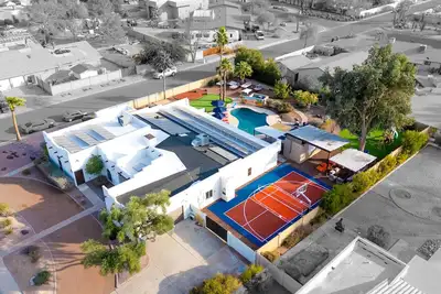 Image de Sleeps 24, Free Heated Pool, Pickleball, Theater