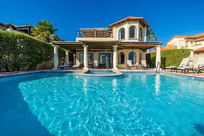Image de Scenic 3br Ocean View Villa w/ Patio & Balcony at Miramar 15 by Bocobay