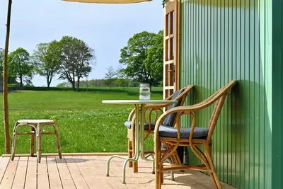 Image de Bee wagon with fireplace & sauna can be used all year round in the natural garden