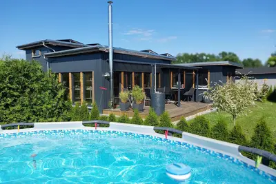 Image de Maison de vacances 'Happy-Nest' sauna piscine climat Wi-Fi cheminée barbecue