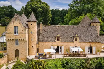 Image de Spacious 8-bedroom chateau in charming Saint-Cyprien with pool, bar and gym