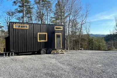 Mountain Top Tiny House by Beyond Expectations: 1br w/ Mountain Views