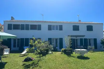 Image de Maison familiale mitoyenne idéalement située près de la plage.