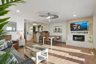 Image de Beachfront on Boardwalk | Steps from Beach | Patio | Pier Area | Pet-Friendly