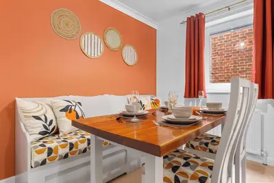 Image de Azalea Apartment: Home comforts by the river